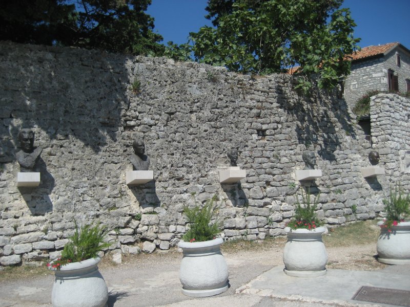 Cres: Osor, Stadtmauer mit Plastiken bekannter Musiker (2010)