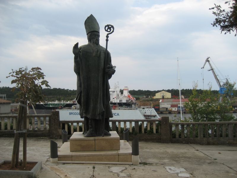 Kraljevica: Nikolaus-Denkmal gegenüber der Pfarrkirche (2009)