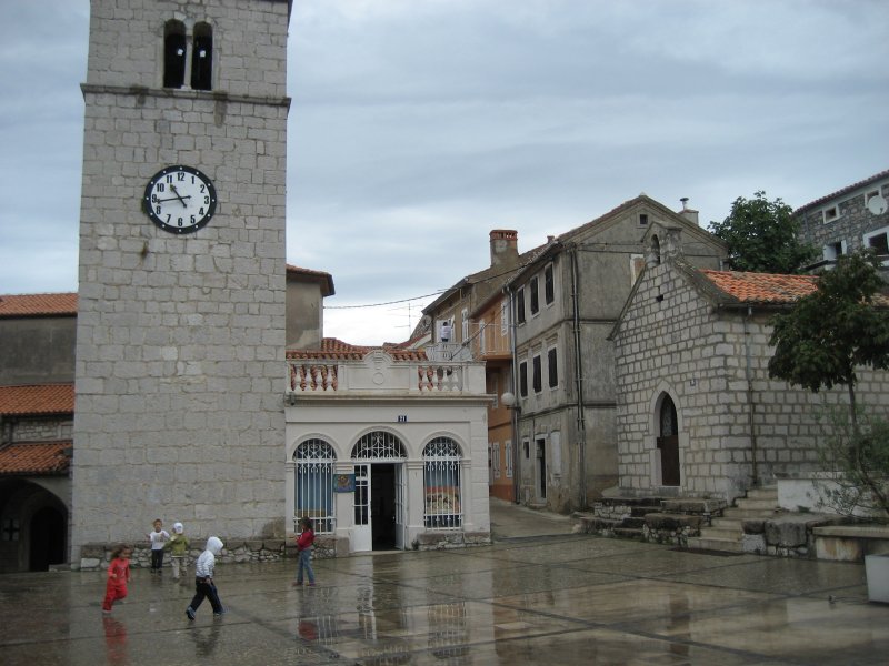 Krk: Omišalj, Hauptplatz (2010)