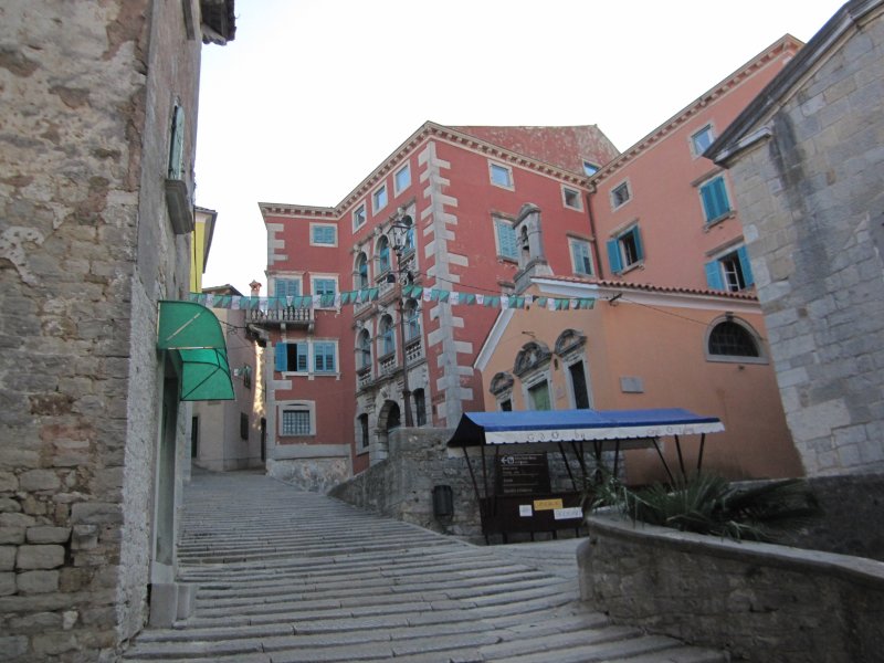 Labin: Ulica 1. Maja mit Kirche Sv. Stjepan und Battiala-Lazzarini-Palast (2011)