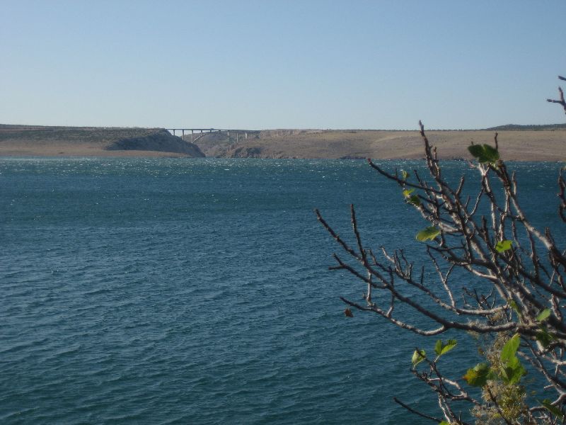 Maslenica-Bucht mit der neuen Maslenica-Brücke (2008)