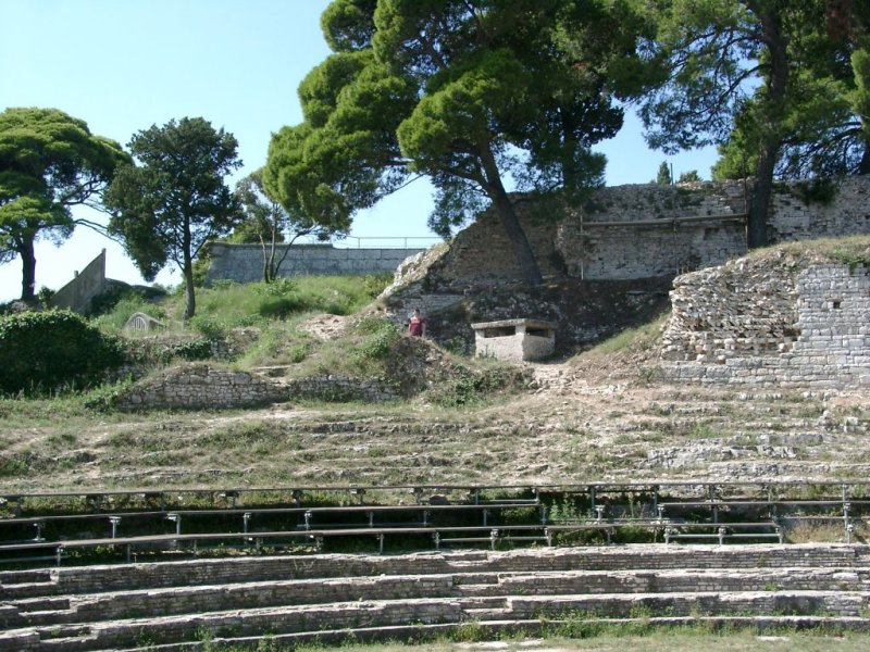 Pula: Kleines Theater und Kastell (2002)