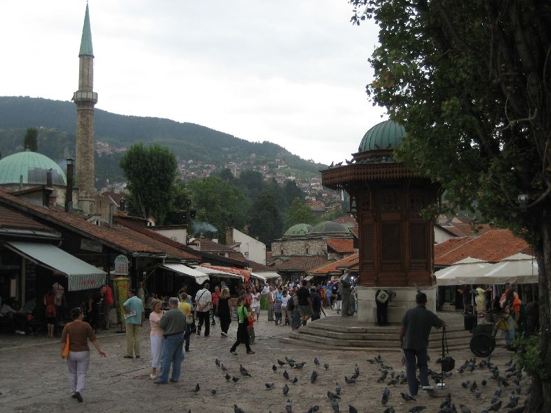 Sarajevo: Baščaršija-Platz
         mit Sebilj-Brunnen (2008)