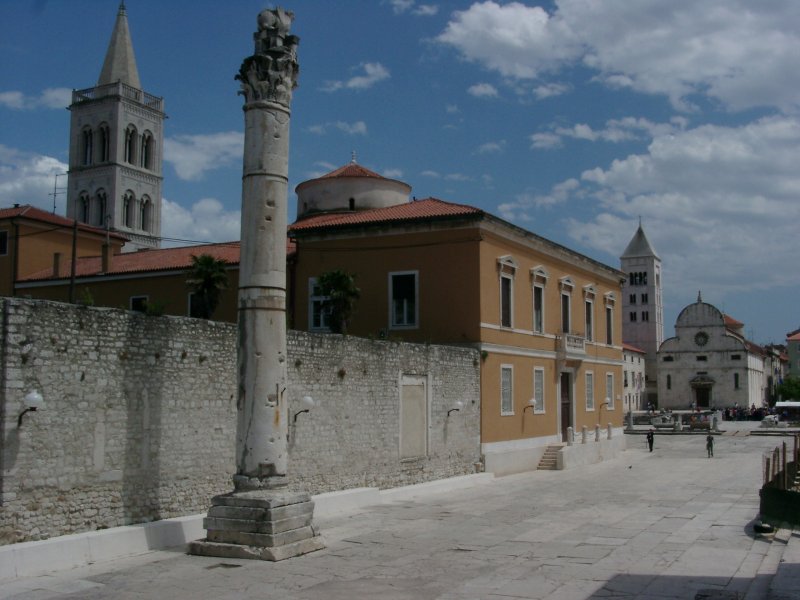 Zadar: Forum mit Schandpfahl und Kirche Sv. Marija (2006)